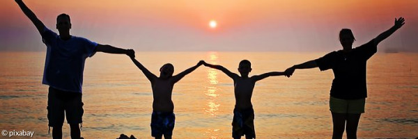 Familie vor Sonnenuntergang Banner