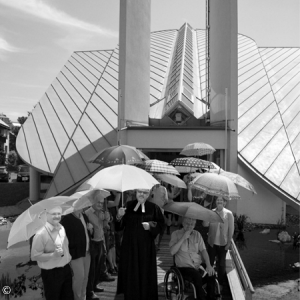 Schirme vor der Kirche KBV